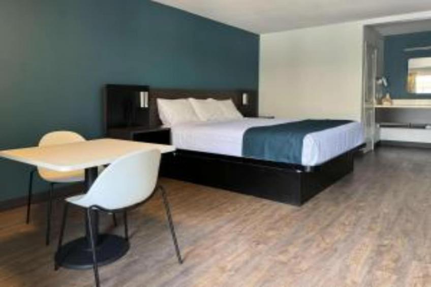 1 King Bed  Non-Smoking Micfridge - foto 7