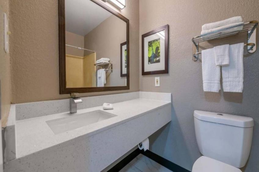 1 Queen Bed  Non-Smoking Kitchen - foto 3