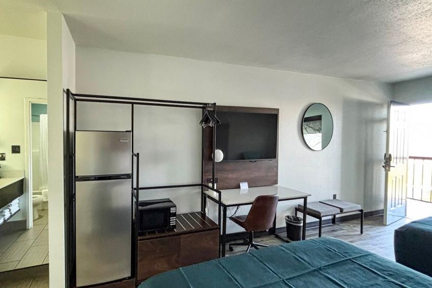 2 Queen Beds | Non-Smoking, Micfridge - foto 9