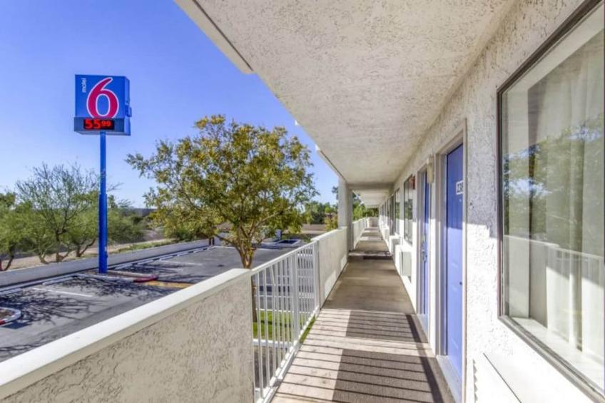 Motel 6 Williams, AZ – Historic Route 66_1 King Bed | Non-Smoking, Micfridge_US_FGS009 - foto 9