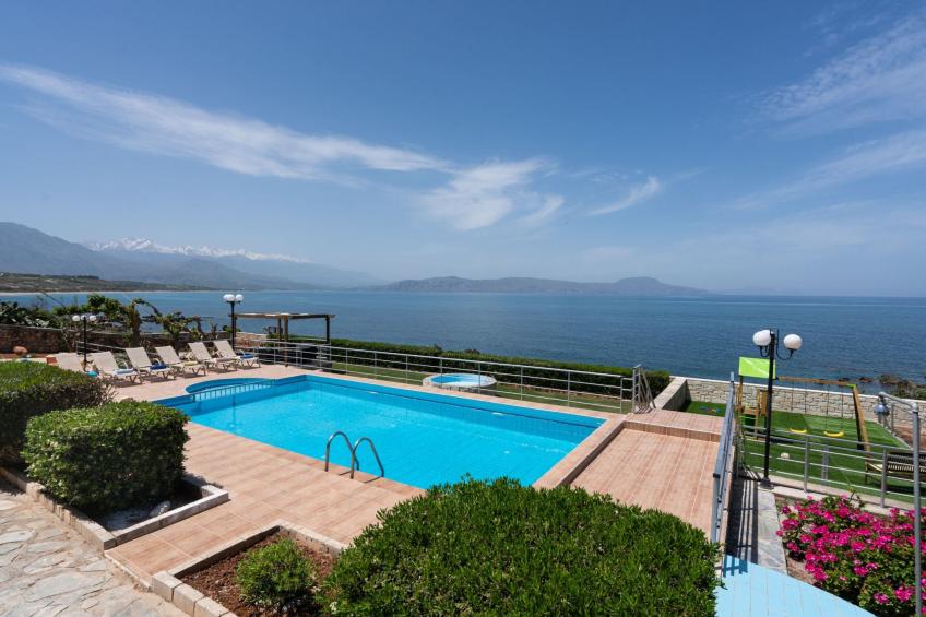 Villa am Strand mit privatem Swimmingpool und Meerblick