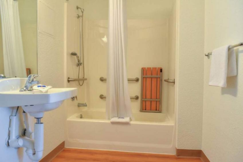 1 Queen Bed  Mini Fridge - foto 30
