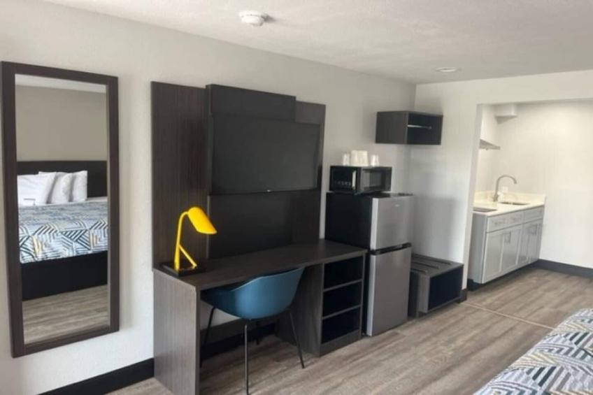1 King Bed  Non-Smoking Kitchen - foto 31