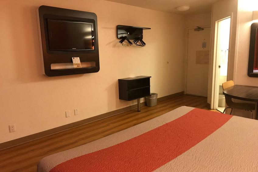 1 King Bed  Smoking Micfridge - foto 13