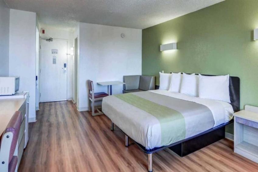1 Queen Bed  Non-Smoking Micfridge - foto 10