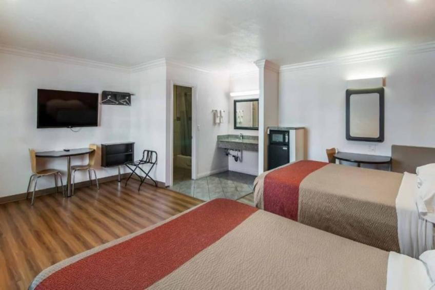 2 Queen Beds  Non-Smoking Micfridge - foto 2