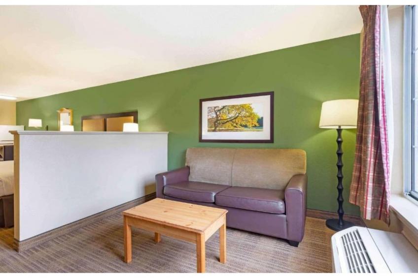 1 Queen Bed  ADA\/RI Shower\/Non-Smoking\/Kitchen - foto 32