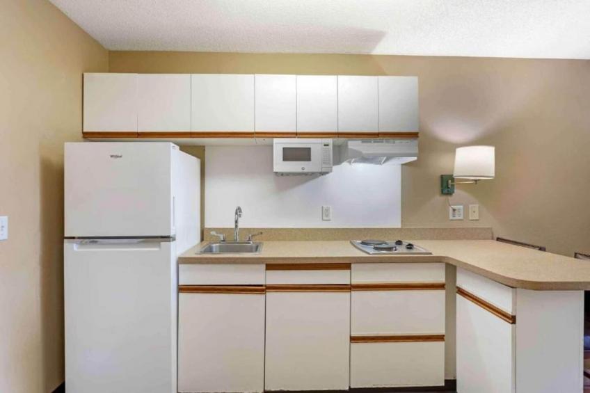 1 Queen Bed  Non-Smoking Kitchen - foto 3