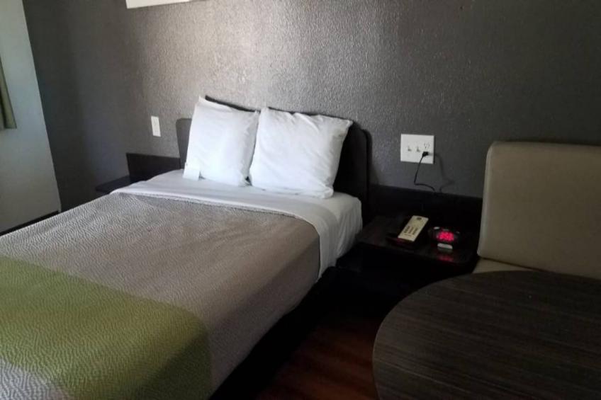 1 King Bed  Non-Smoking Kitchen - foto 16