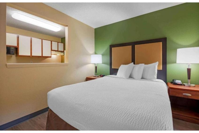 1 King Bed | Non-Smoking, Kitchen, Shower - foto 34