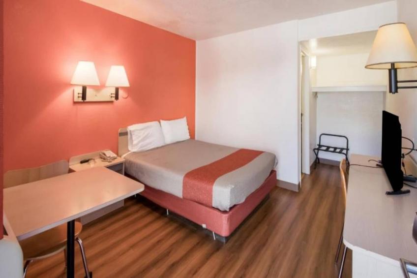 1 Queen Bed  Non-Smoking Micfridge - foto 13