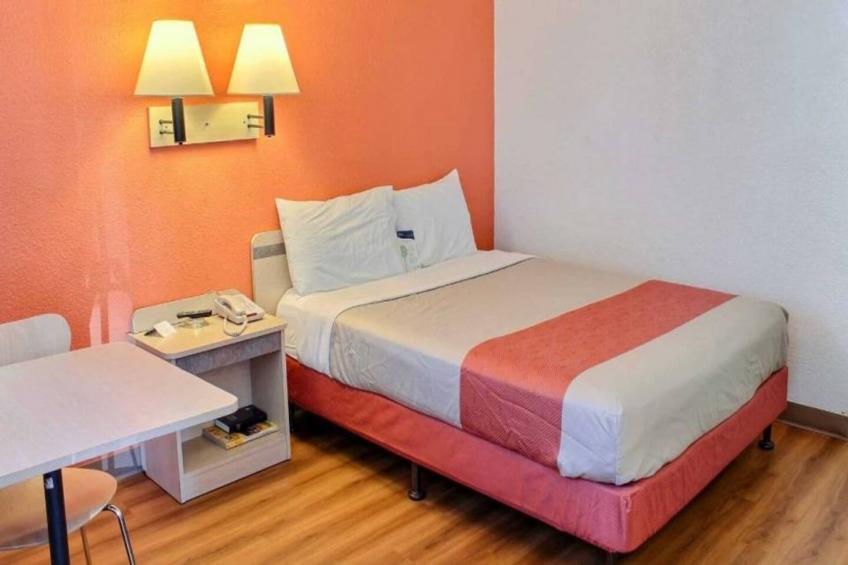 1 Queen Bed  Micfridge - foto 11