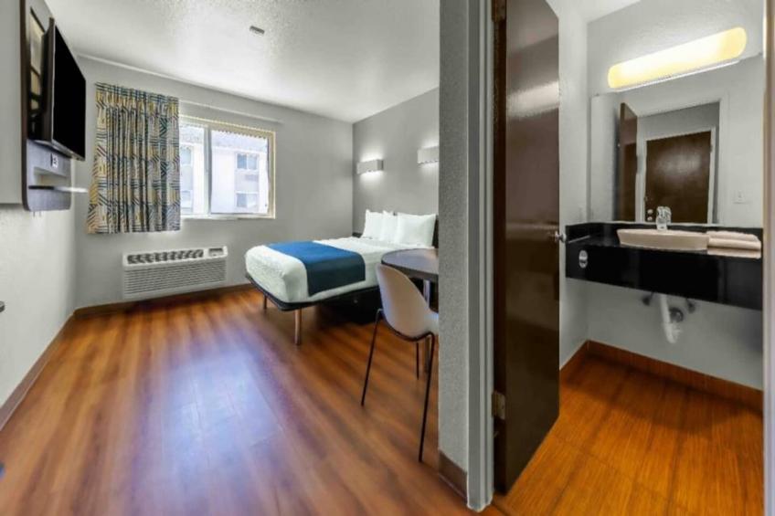 1 Queen Bed  Non-Smoking - foto 3