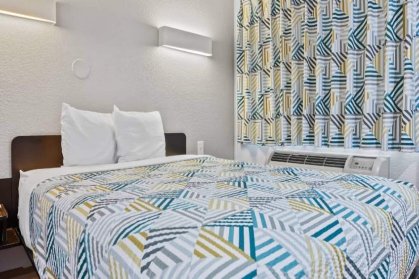 1 Full Bed  ADA/RI Shower/Mini Fridge - foto 12