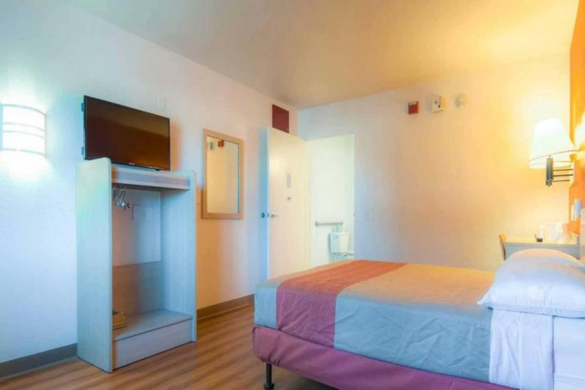 1 Queen Bed  Mini Fridge - foto 27