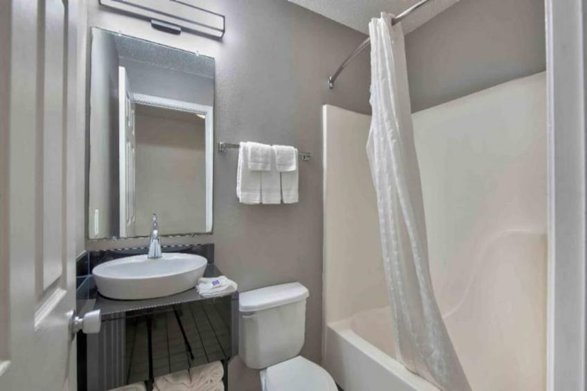 1 Queen Bed  Mobility Accessible Tub Nsmk - foto 19