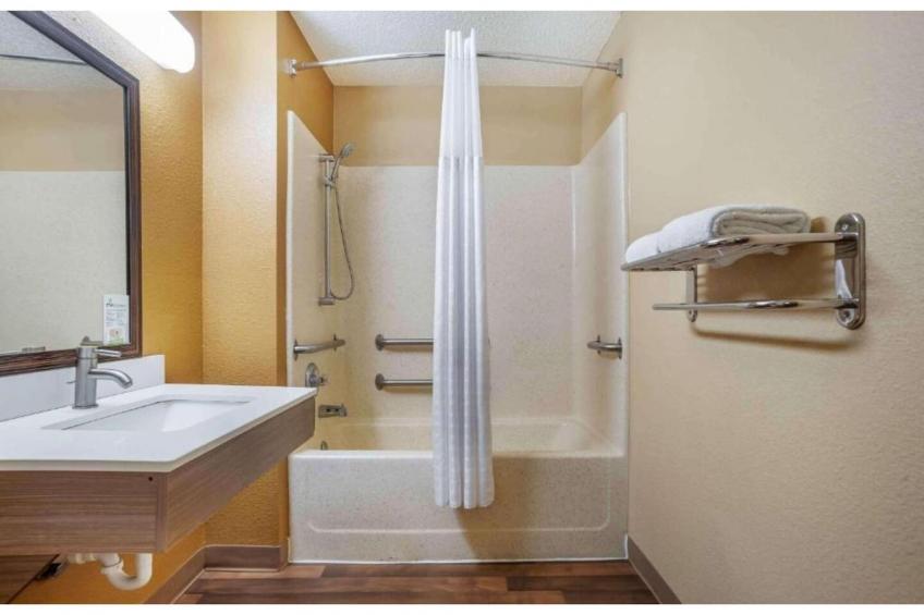 1 King Bed | Hearing Accessible, Kitchen - foto 47