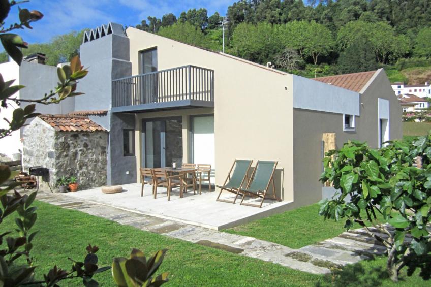 in Furnas mit Terrasse, Garten und Grill