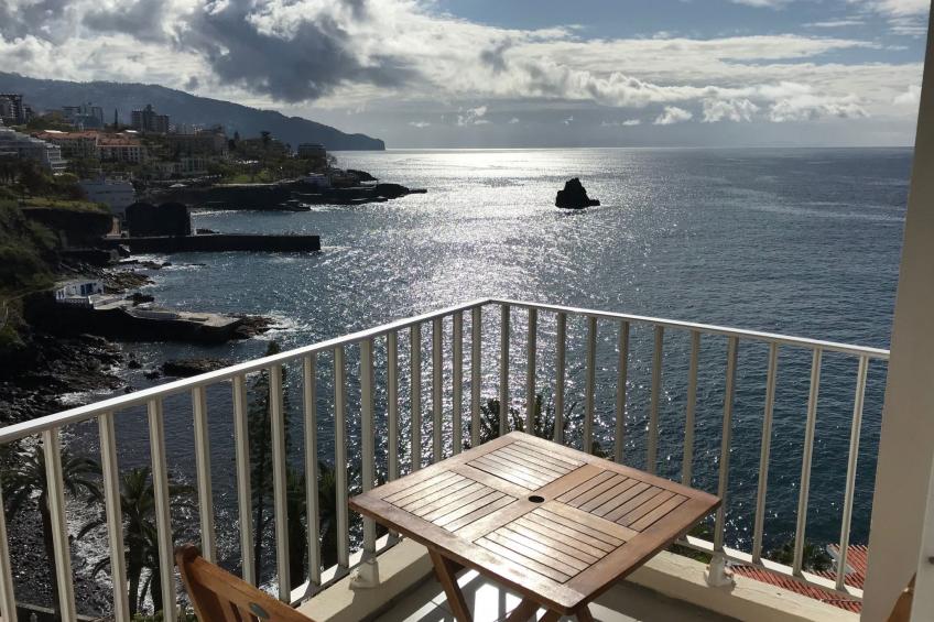 mit Blick auf das Wasser