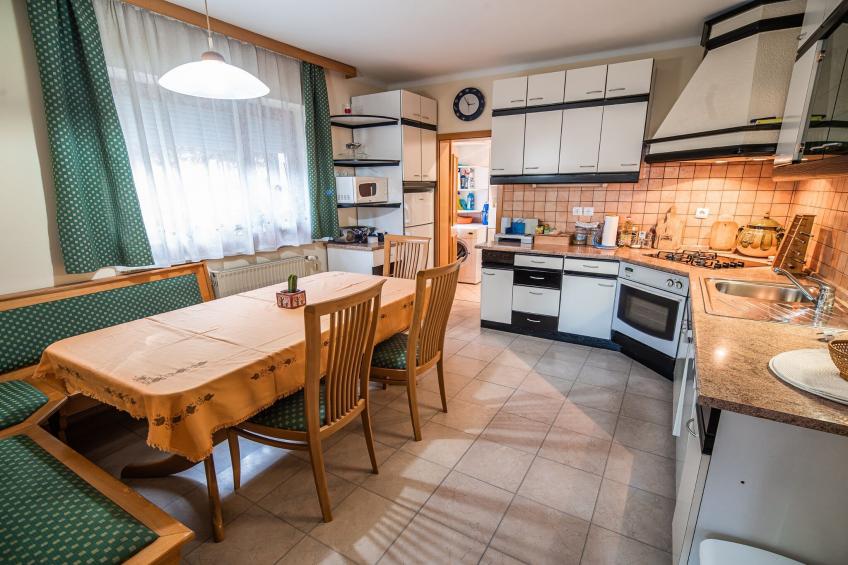 Relaxing Retreat with Hot Tub in Sevnica - Three Bedroom Apartment - foto 4