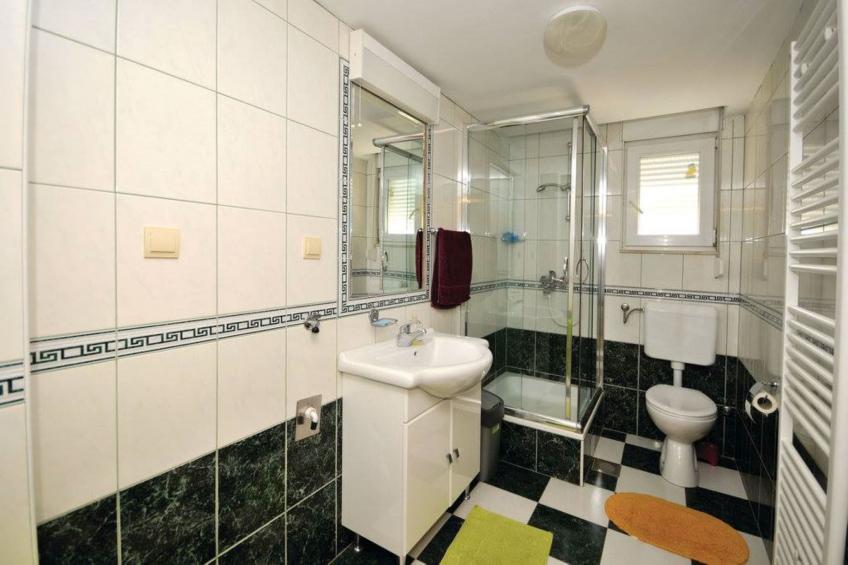 Chic and Stylish Kastel Novi Apartment with Pool - Five Bedroom Apartment With Pool - foto 9