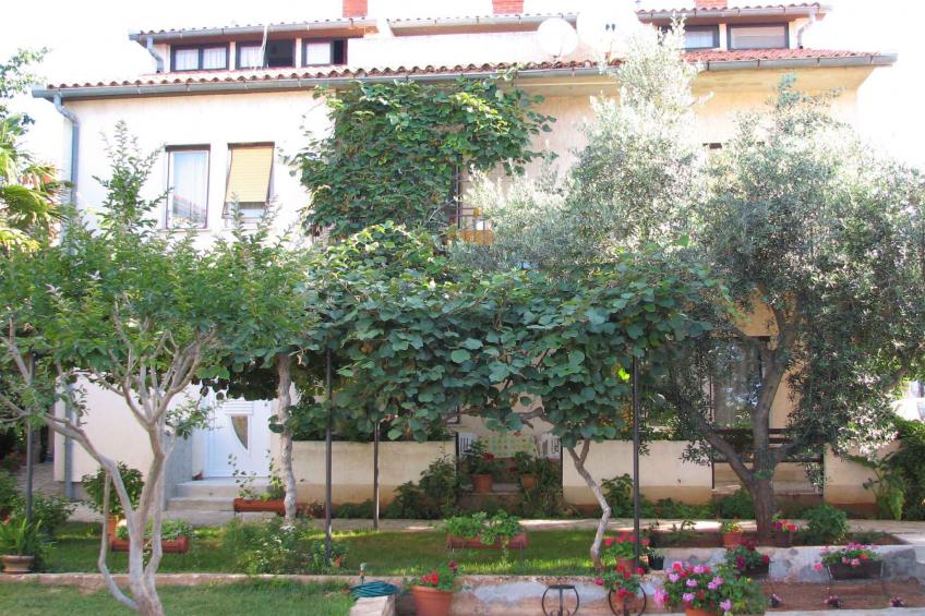 Holiday apartment with beautiful garden - BF-TRHJ