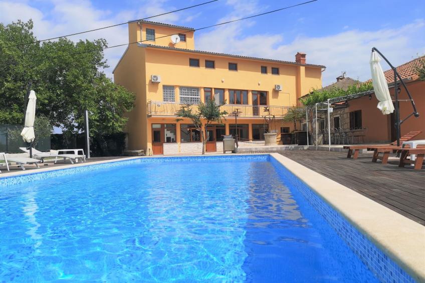 XXL-Ferienhaus "Cokuni" mit privatem Pool