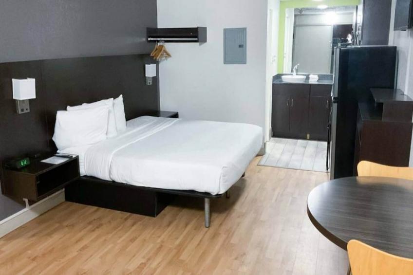 1 King Bed  Smoking Kitchen - foto 6