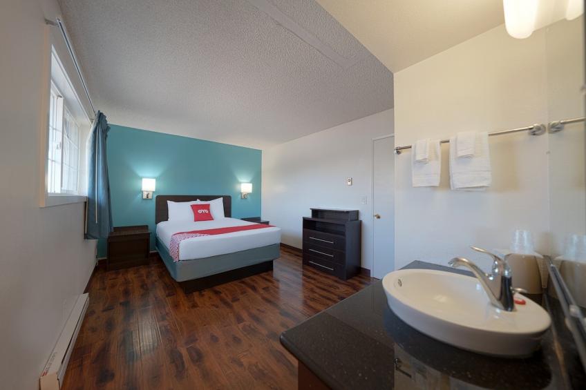 Premium Queen Bed with Kitchenette - foto 13