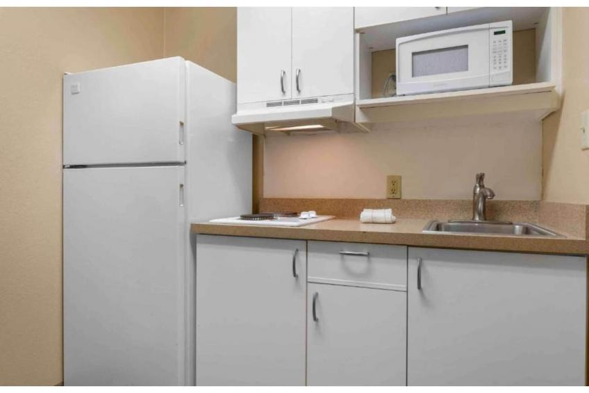 1 King Bed | Non-Smoking, Kitchen, Shower - foto 29