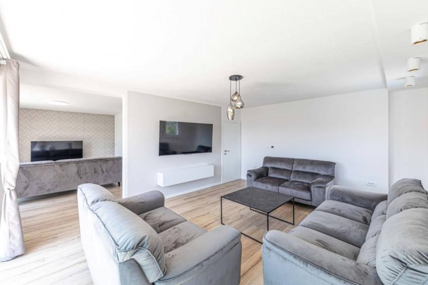 Expansive Retreat with Private Pool & BBQ, Near the Beach - Six Bedroom Villa - foto 3