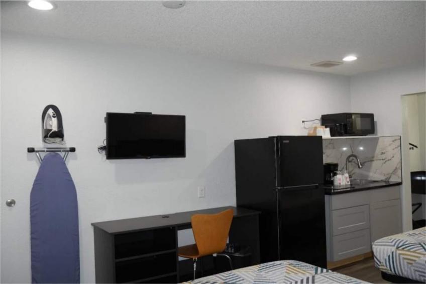 1 Queen Bed  ADA/RI Shower/Nsmk/Kitchen - foto 23