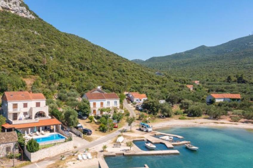 Beachfront Apartment house Hon with pool - foto 36