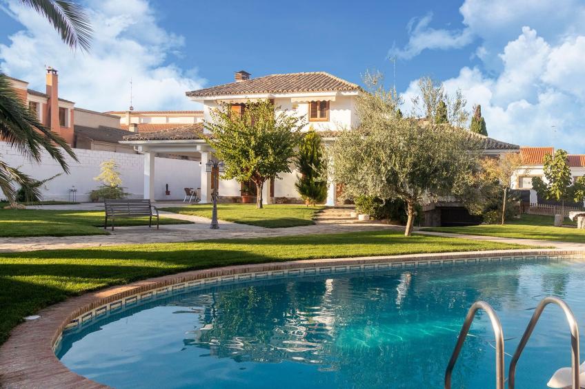 Chalet de lujo con jardin y piscina privada en Villacañas