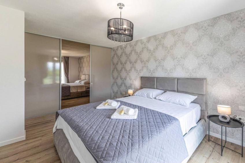 Expansive Retreat with Private Pool & BBQ, Near the Beach - Six Bedroom Villa - foto 14