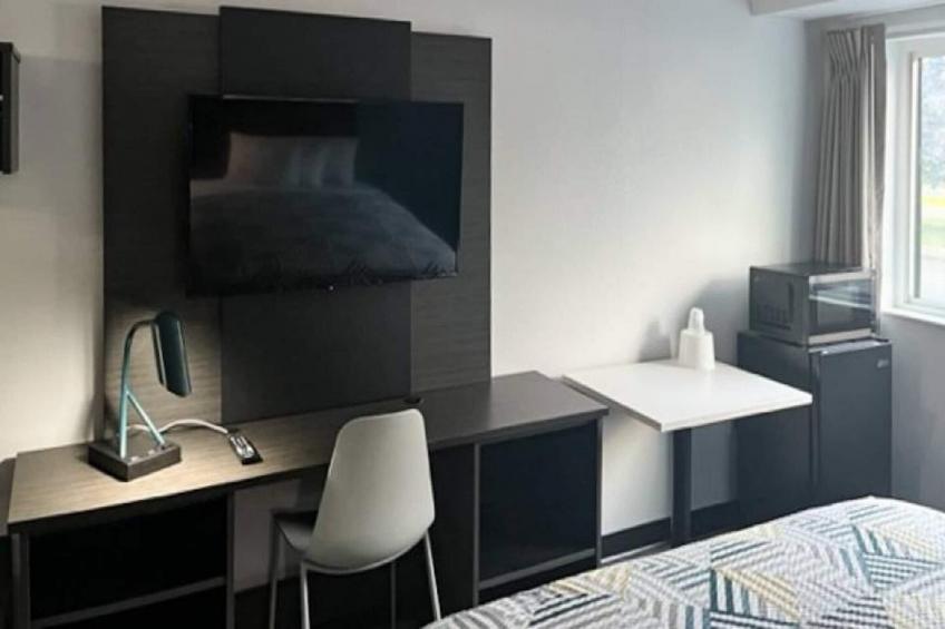 1 King Bed  Suite Non-Smoking Micfridge - foto 2