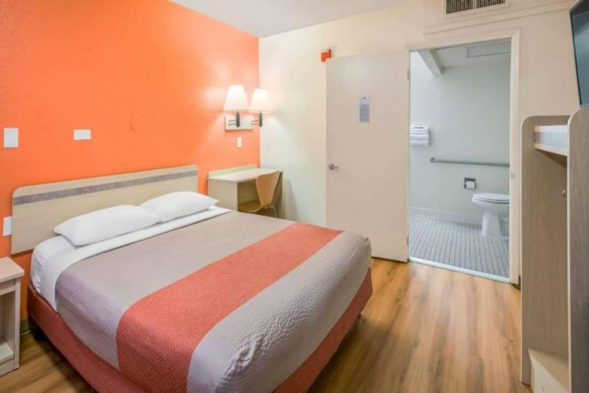 1 Queen Bed  ADA/RI Shower/Non-Smoking - foto 13