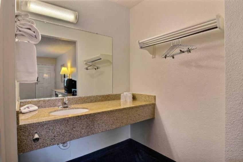 1 Queen Bed  Micfridge Non-Smoking - foto 24