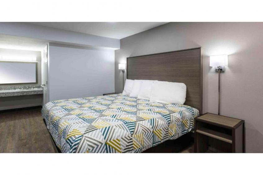1 Queen Bed  Smoking Micfridge - foto 26