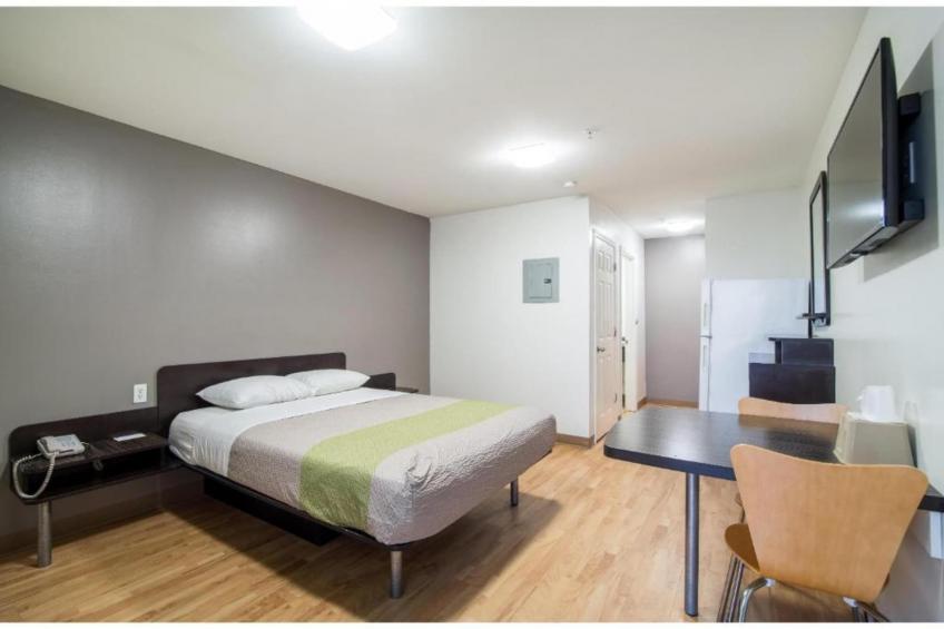 1 Queen Bed  ADA/RI Shower/Nsmk/Kitchen - foto 7