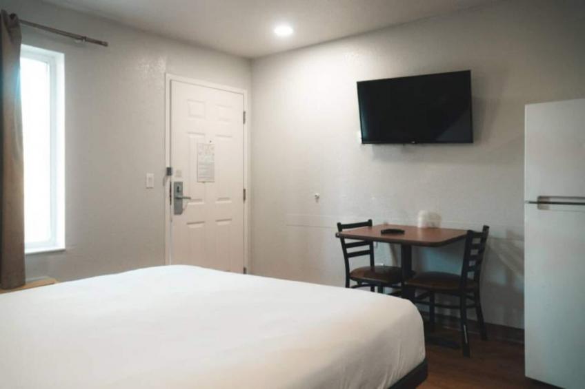1 Queen Bed  ADA/RI Shower/Nsmk/Kitchen - foto 14