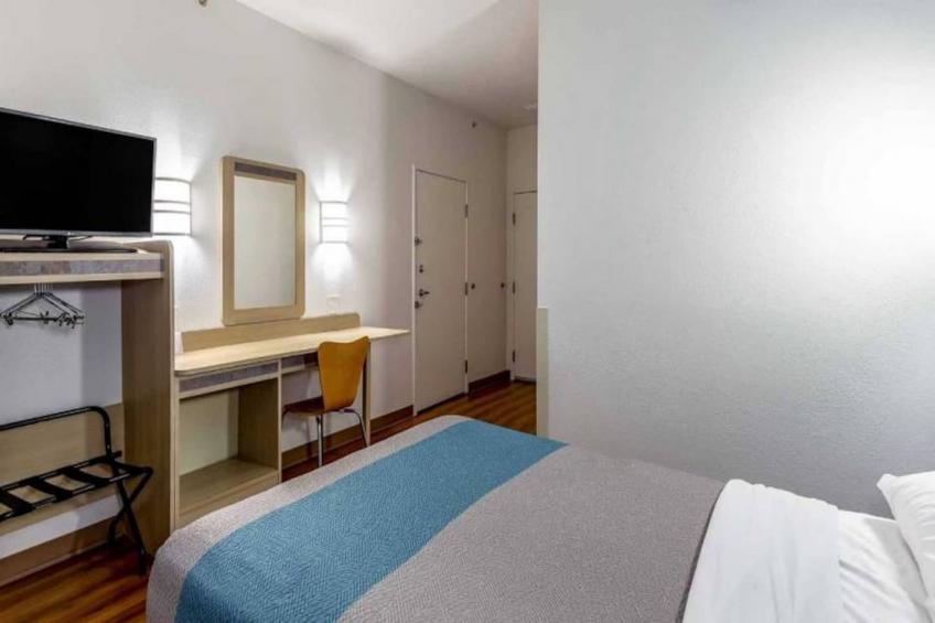 1 King Bed  Non-Smoking Micfridge - foto 2