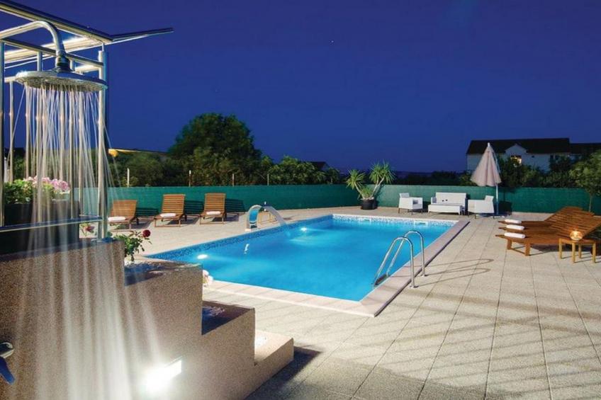 Spacious Holiday Home with Pool and Hot Tub in Kastel Stari - Four Bedroom Holiday Home with Pool - foto 22