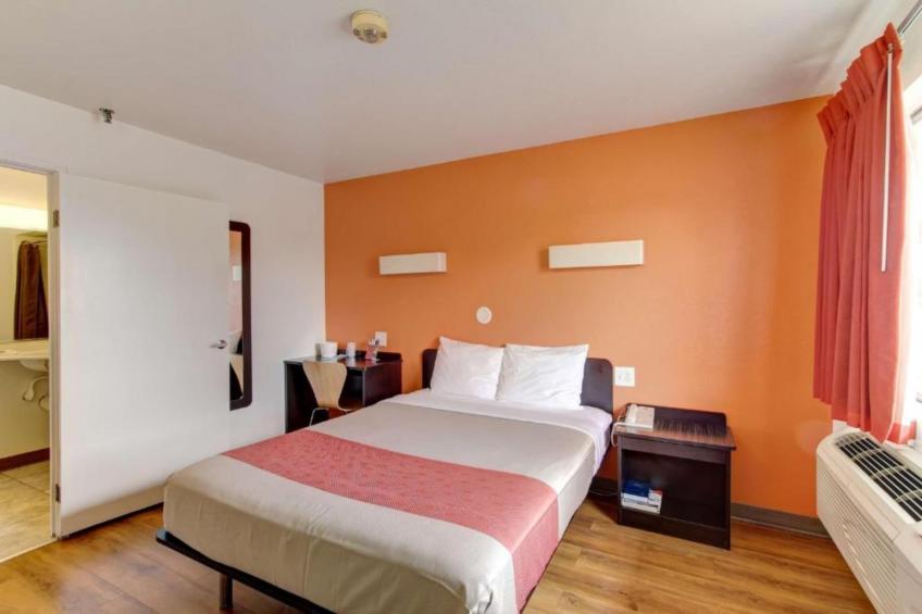1 Queen Bed  Mob Acc RI Shwr Nsmk Micfridg - foto 9