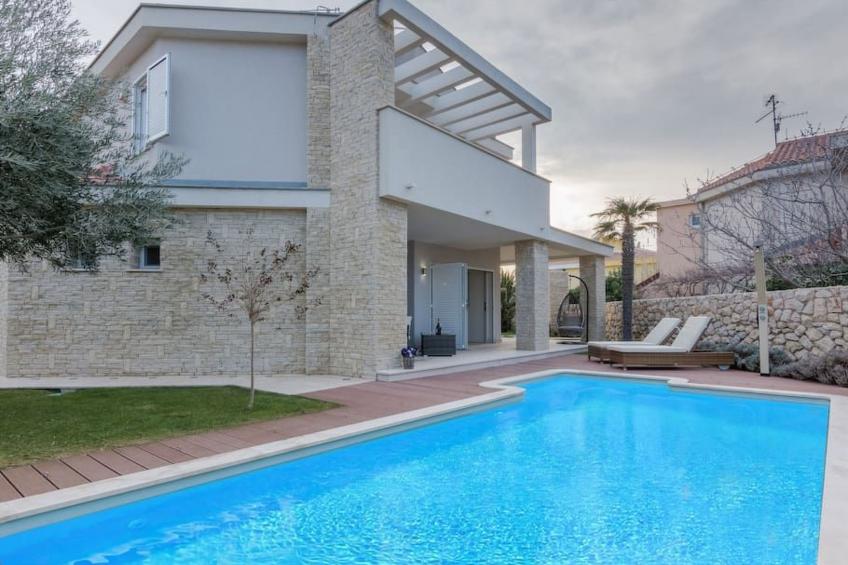 Luxuriöse Villa White Rose mit Pool in der Nähe von Zrče Beach