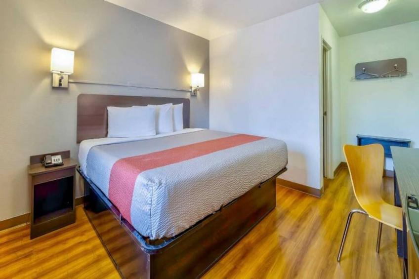 1 Queen Bed  ADA/RI Shower - foto 7