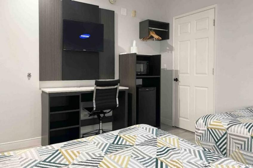 1 King Bed  Micfridge - foto 17