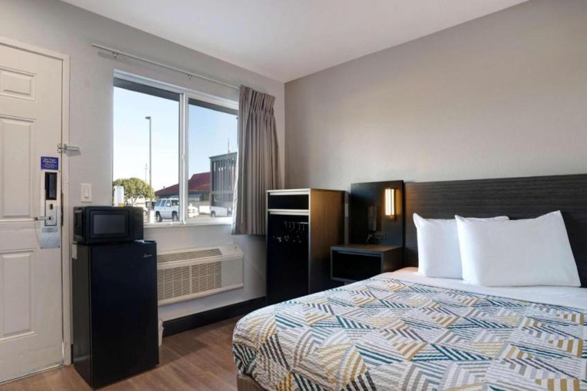 1 Queen Bed  ADA/RI Shower/Micfridge - foto 6
