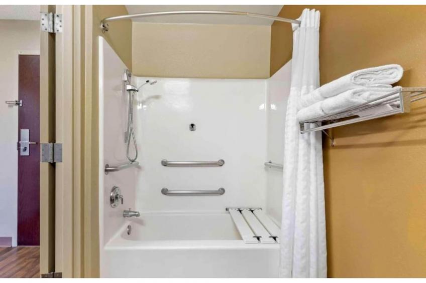 1 Queen Bed  ADA\/RI Shower\/Non-Smoking\/Kitchen - foto 43