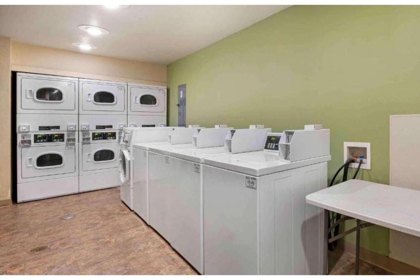 1 Full Bed  Non-Smoking Kitchen - foto 17